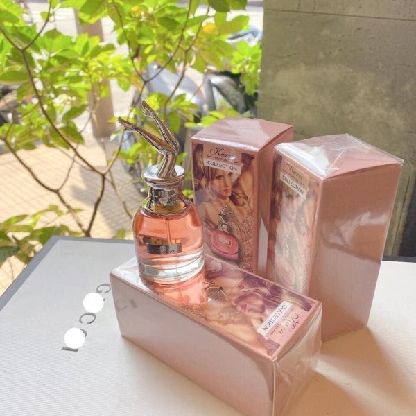 Nước Hoa cao cấp Karri Hình Đôi Chân Hoa Hậu Quyến Rũ Thơm Lâu - Tăng khăn Hoa Cúc cao cấp Hàn Quốc