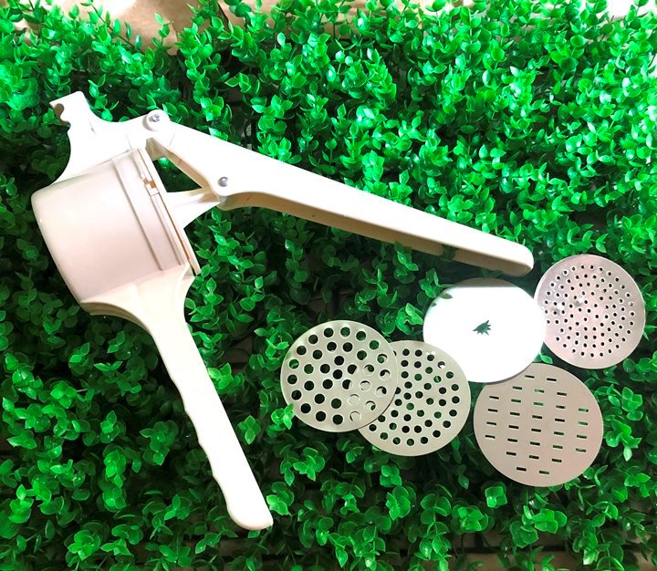 Khuôn ÉP BÚN - HỦ TIẾU. Dụng cụ nhà bếp làm BÁNH CANH LỌT, Chả cá thịt. Có 5 mặt tạo sợi lớn nhỏ. Phù hợp cho phòng bếp Gia Đình nhà hàng CHUYÊN NGHIỆP