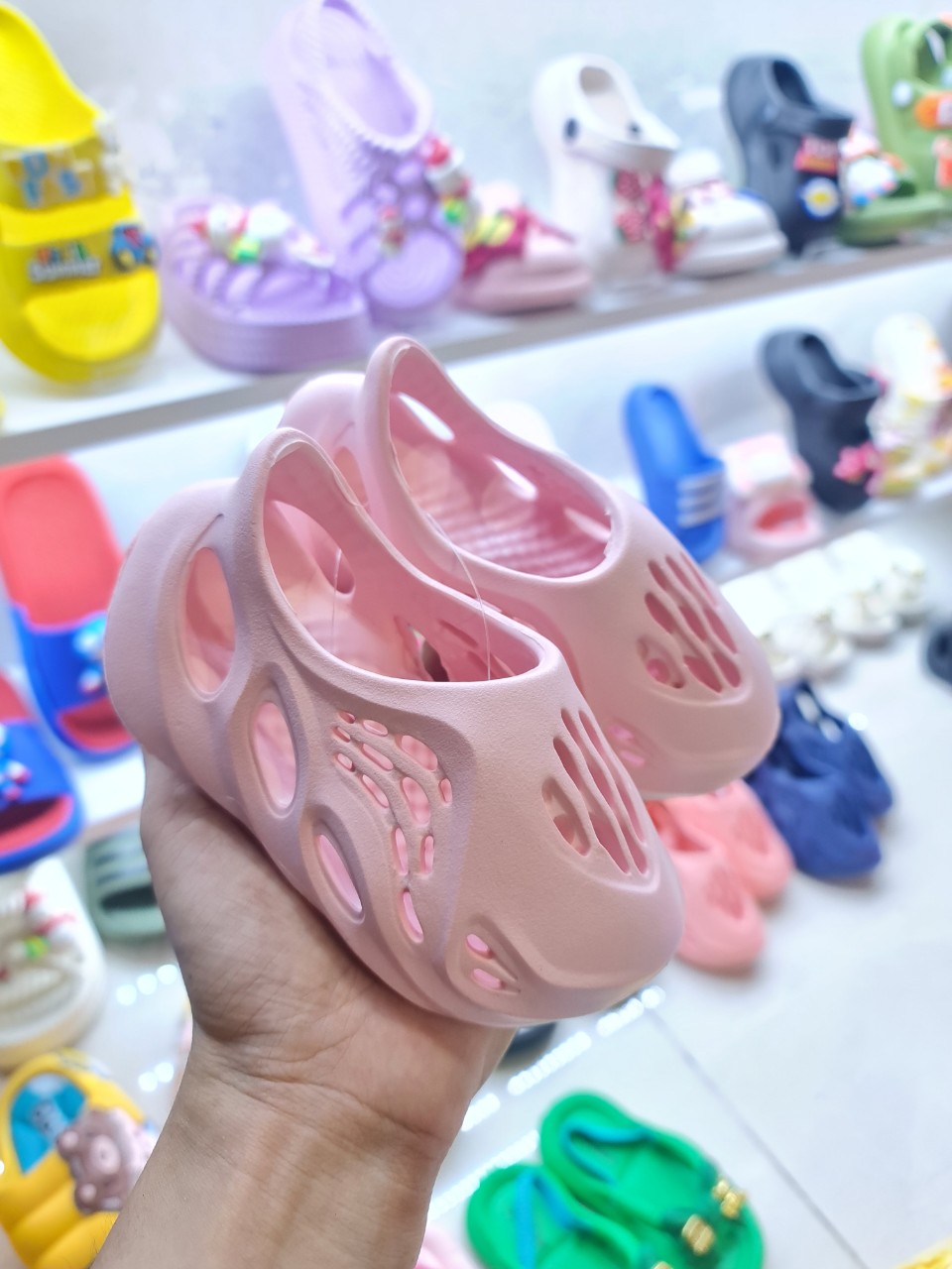 Giày thể thao chống nước dạng lười siêu mềm cho bé trai bé gái êm chân