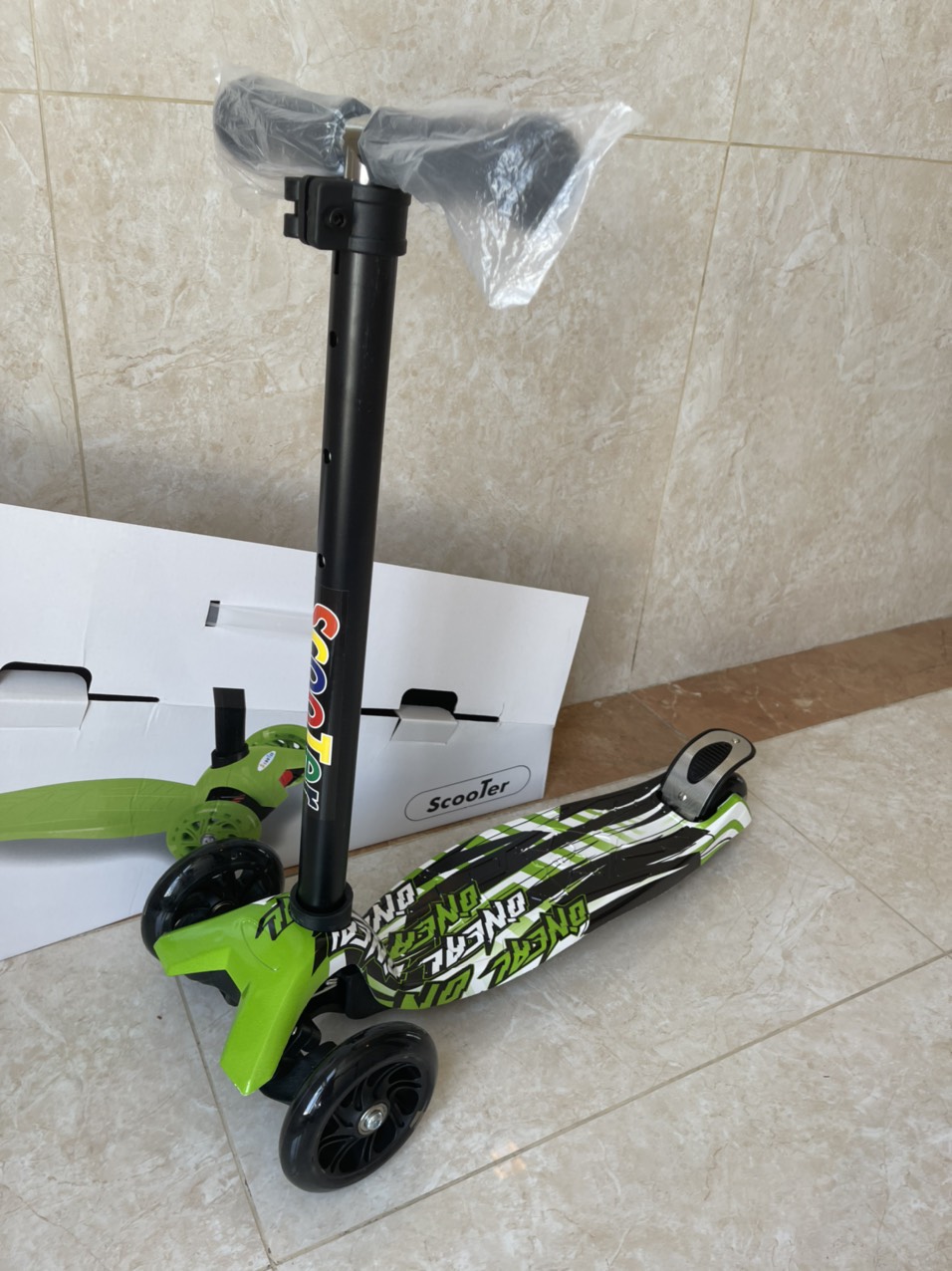Xe Scooter ba bánh phong cách graffiti cực ngầu