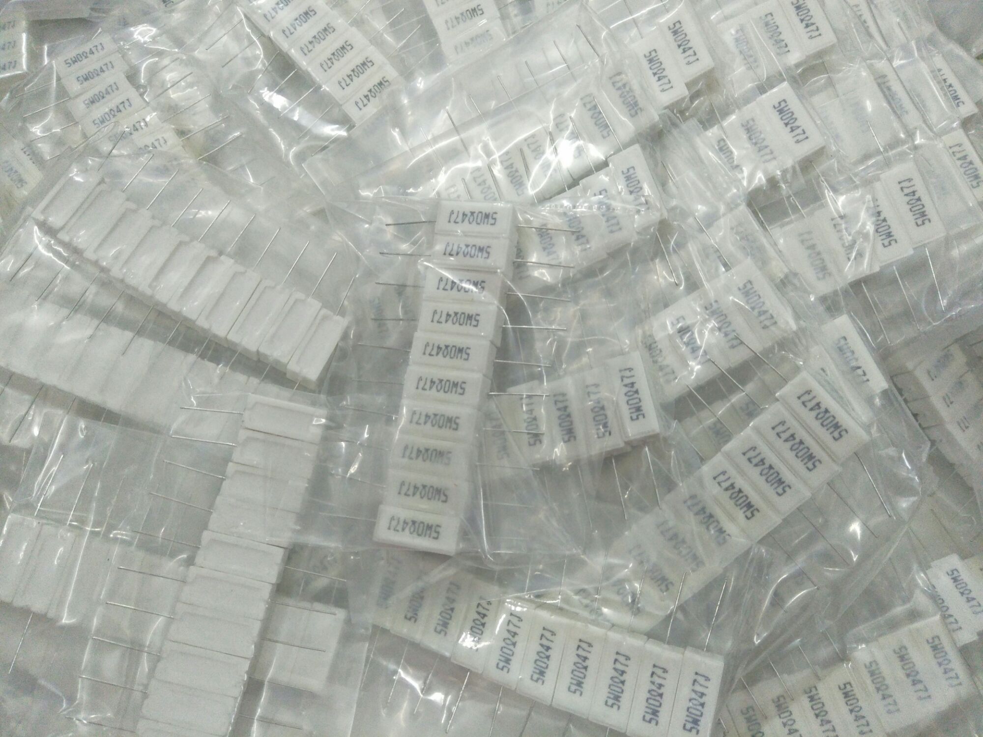 20 trở sứ nằm 0.47 ôm 5 w