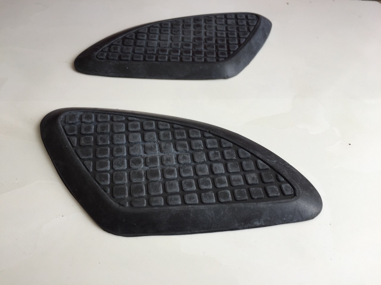 honda 67: 1 cặp (2 cái) ốp cao su gắn bình xăng CL-68