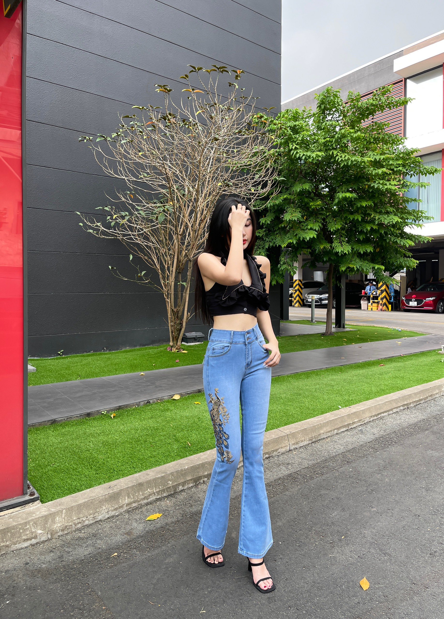 Quần Jeans Nữ Ống Loe Dài Thêu Tôn Dáng