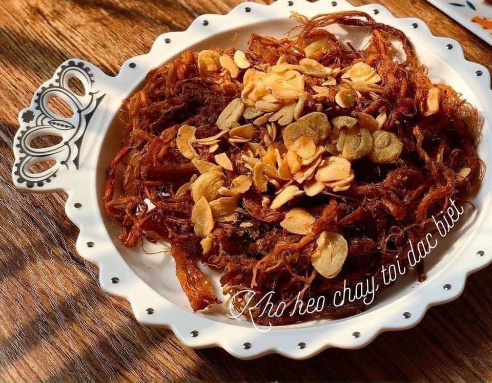 KHÔ HEO CHÁY TỎI