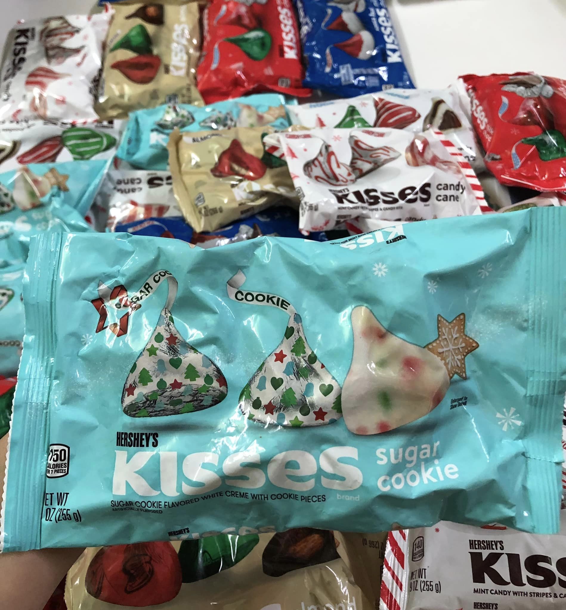Sô cô la Hershey's Kisses Của Mỹ-  [Có Các Vị Almond, Cookie, White Creme, Candy Cane, Milk Chocolate ]