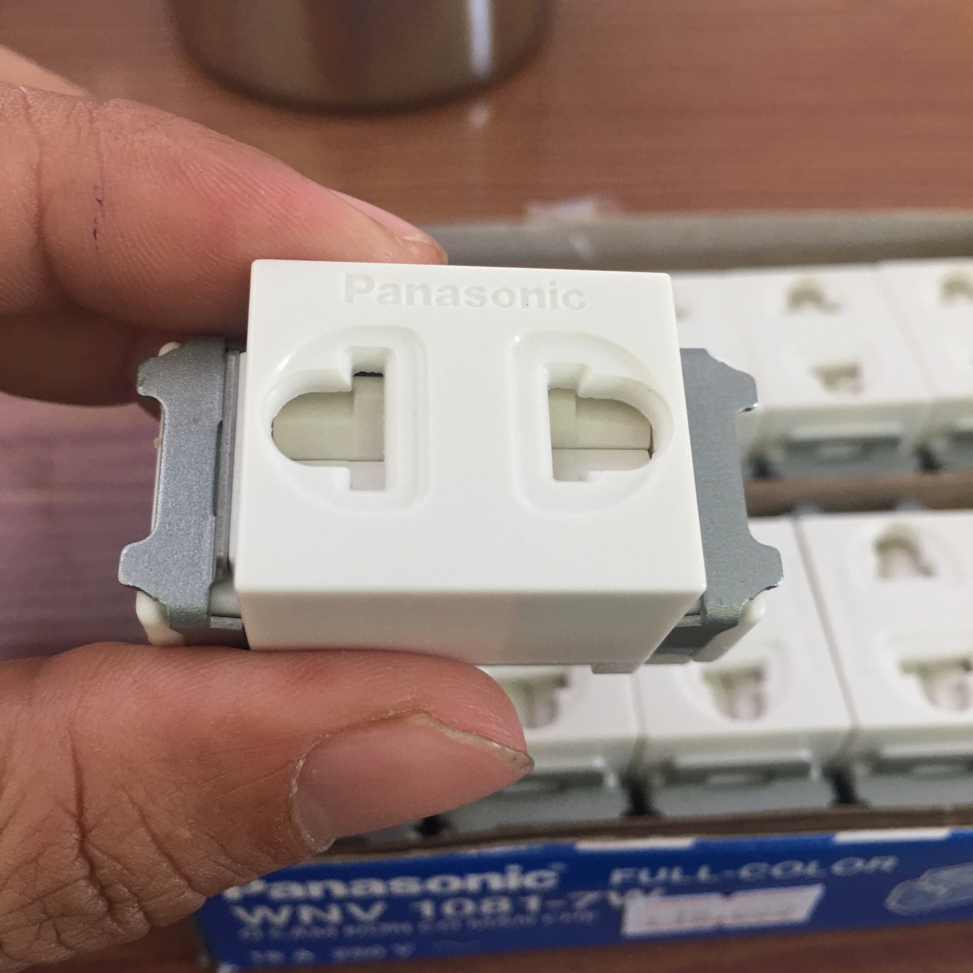 Ổ CẮM PANASONIC FULL COLLOR WNV 1081-7W