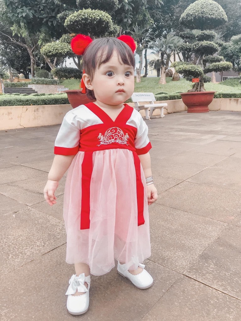 Sét váy cổ trang bao gồm phụ kiện cho bé