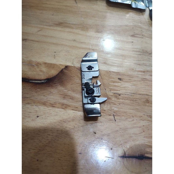 chân vịt vắt sổ 4 chỉ