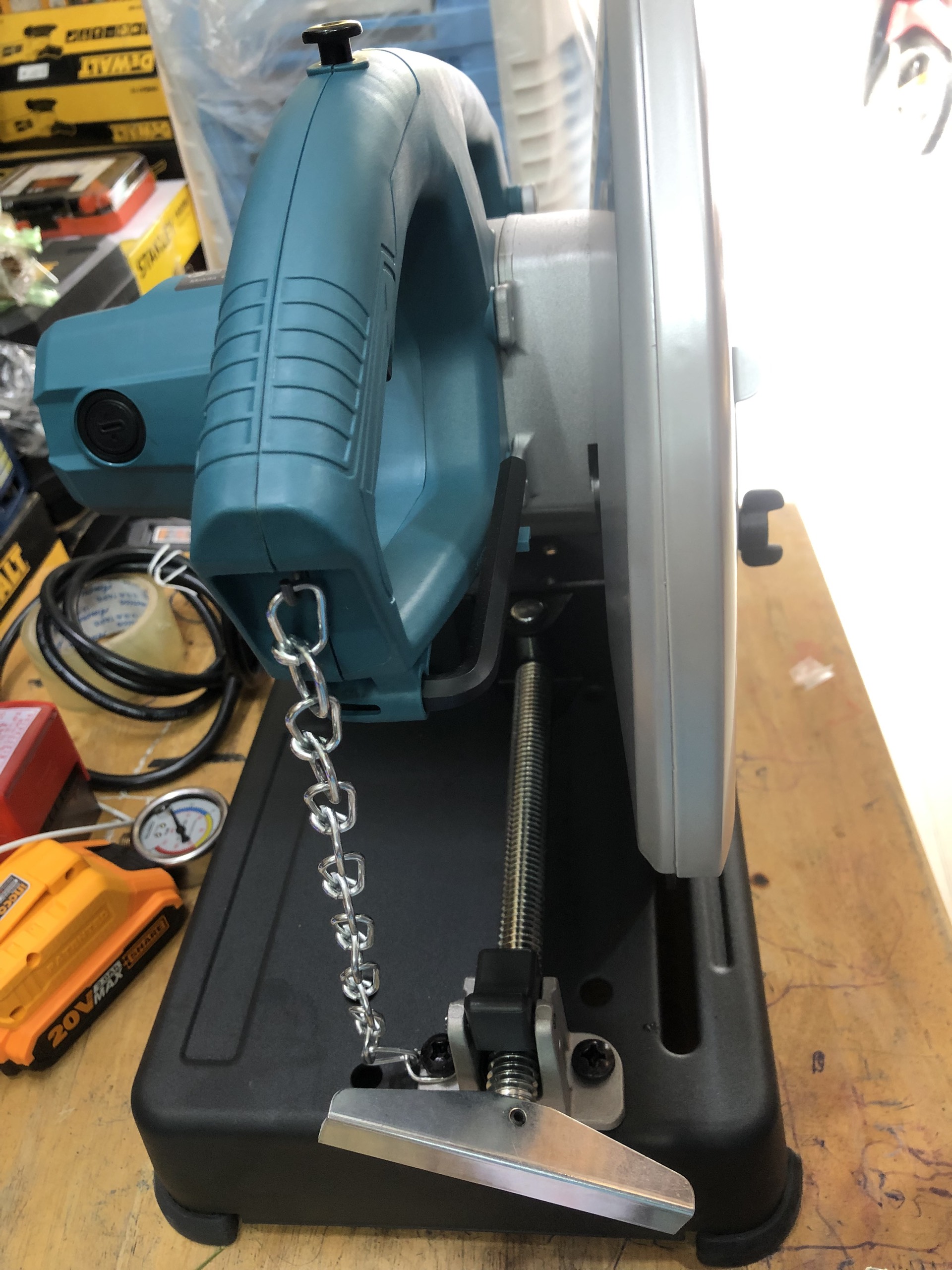 MÁY CẮT 2200W MAKITA M2403B