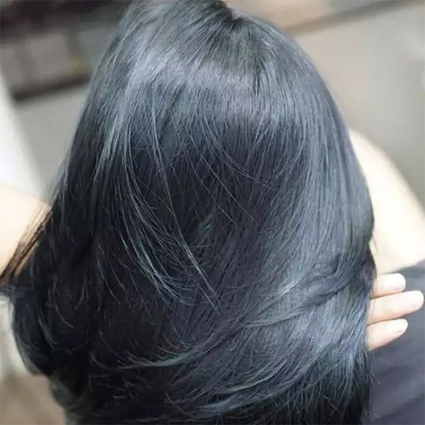 Bắt kịp xu hướng mới, màu xanh than đang được cực kỳ ưa chuộng và làm mưa làm gió giữa giới trẻ hiện nay. Sử dụng thuốc nhuộm tóc màu xanh than tại đây, chúng tôi đảm bảo màu sắc sẽ đậm và bền đẹp trên tóc của bạn. Bên cạnh đó, sản phẩm được sản xuất từ các thành phần tự nhiên, an toàn cho tóc của bạn từng sợi.