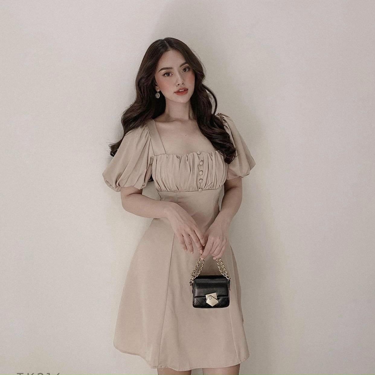 Đầm kem nhúng ngực nút bọc