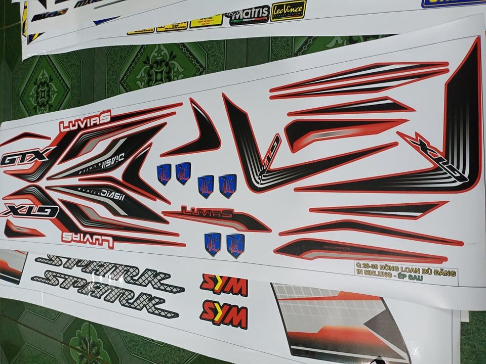 tem rời luvias GTX đen xe đỏ mờ