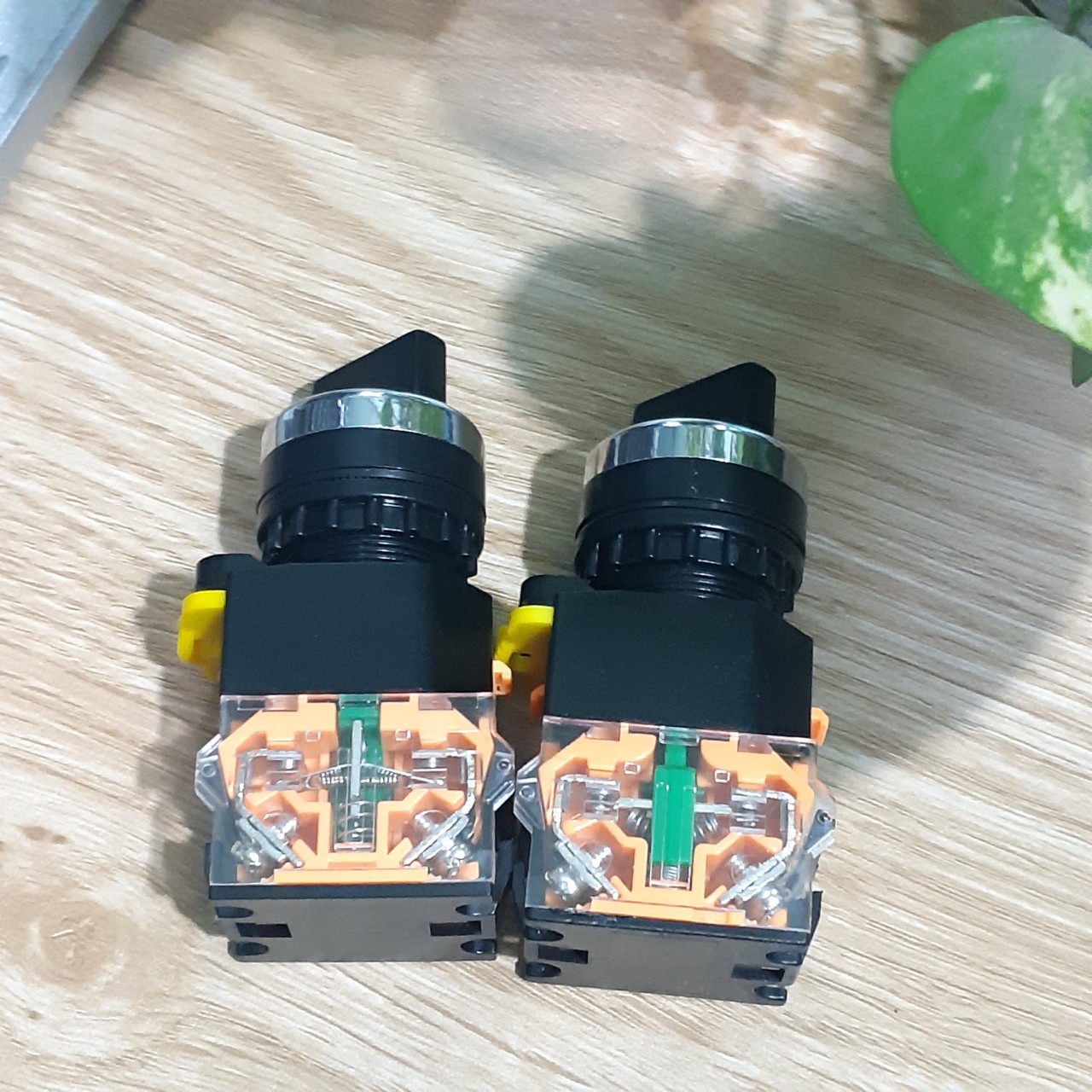 Công tắc xoay tự giữ 2 và 3 vị trí , cần ngắn , phi 22 mm