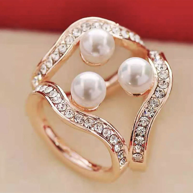 Khuy cài, kẹp cài khăn lụa, đính đá tinh tế, tăng độ sang trọng cho trang phục công sở