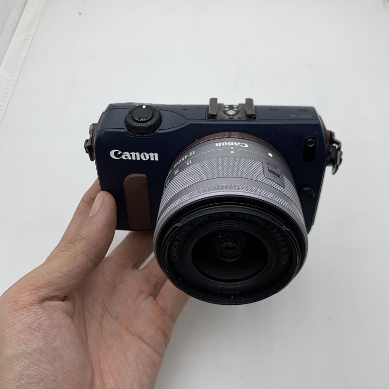 Bộ máy ảnh Canon EOS M kèm lens kit
