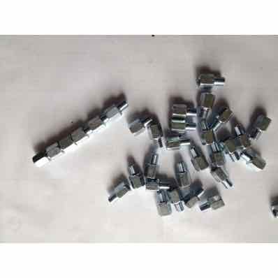 1 cái ốc nối chân gương xe