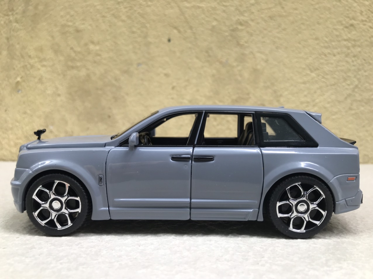 [HCM]Mô hình xe Rolls-Royce CULLINAN 2022 1:32