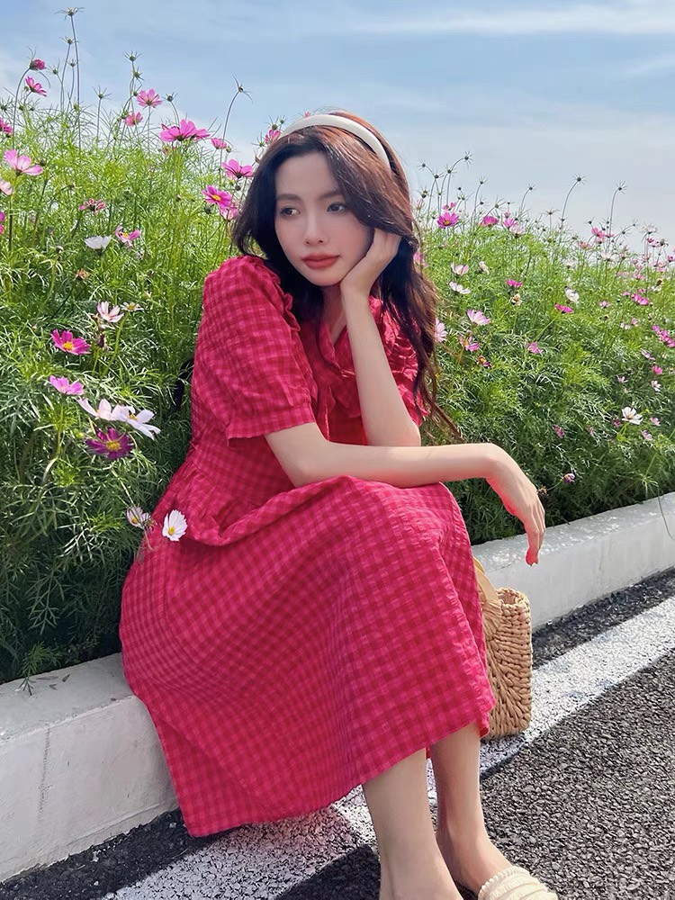 Đầm kẻ hồng sen cổ bèo cúc bọc dáng ngăn