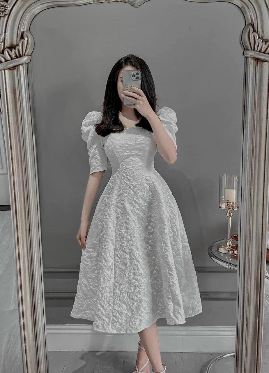 Váy trắng cổ vuông tay bồng vải gấm xốp dáng dài. Đầm thiết kế đi tiệc cưới, váy xốp gấm hoa cổ vuông tay bồng tiểu thư nữ tính mặc đi đám cưới
