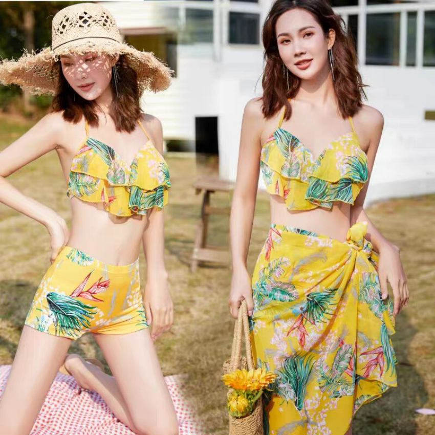 Bộ bikini đi biển có khăn choàng họa tiết nổi bật trên bờ biển - Q6615