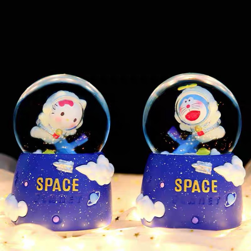 Quả cầu tuyết Doremon Hello Kitty phi hành gia vũ trụ có đèn đổi màu, hiệu ứng âm nhạc, Cầu pha lê tuyết Doraemon Kitty Space