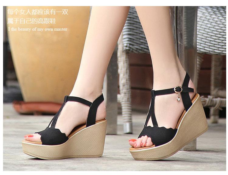Dép đế xuồng quai lượn sóng