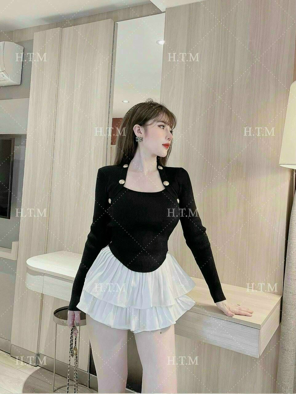 Áo kiểu cổ vuông đóng nút siêu hot.