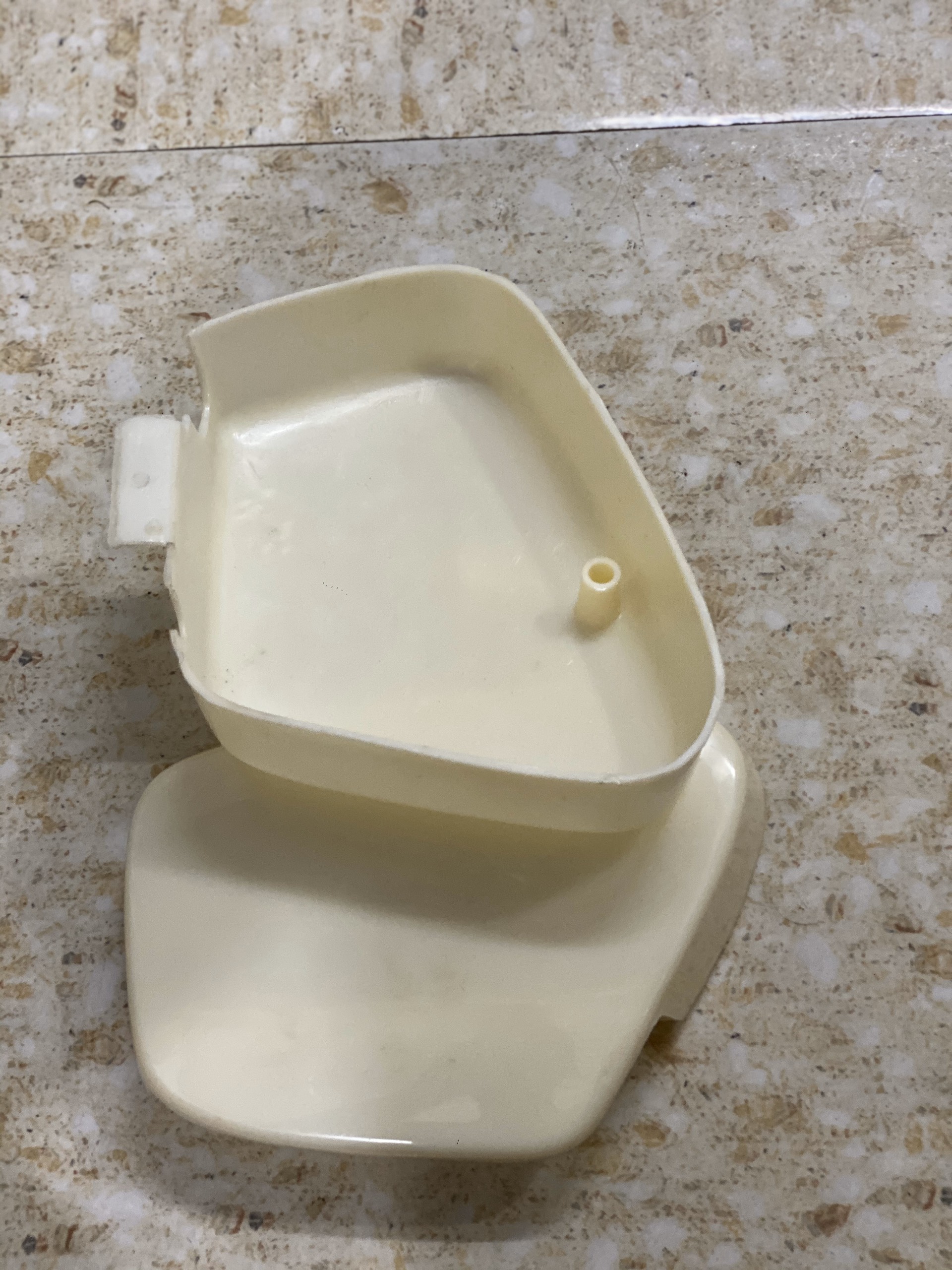 Đôi cốp honda cub 78, 79 ( màu trắng tặng  kèm ốc bắt )