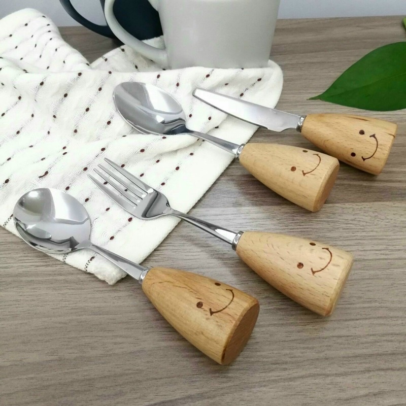 SET 4 CHI TIẾT THÌA DĨA DAO CÁN GỖ MẶT CƯỜI