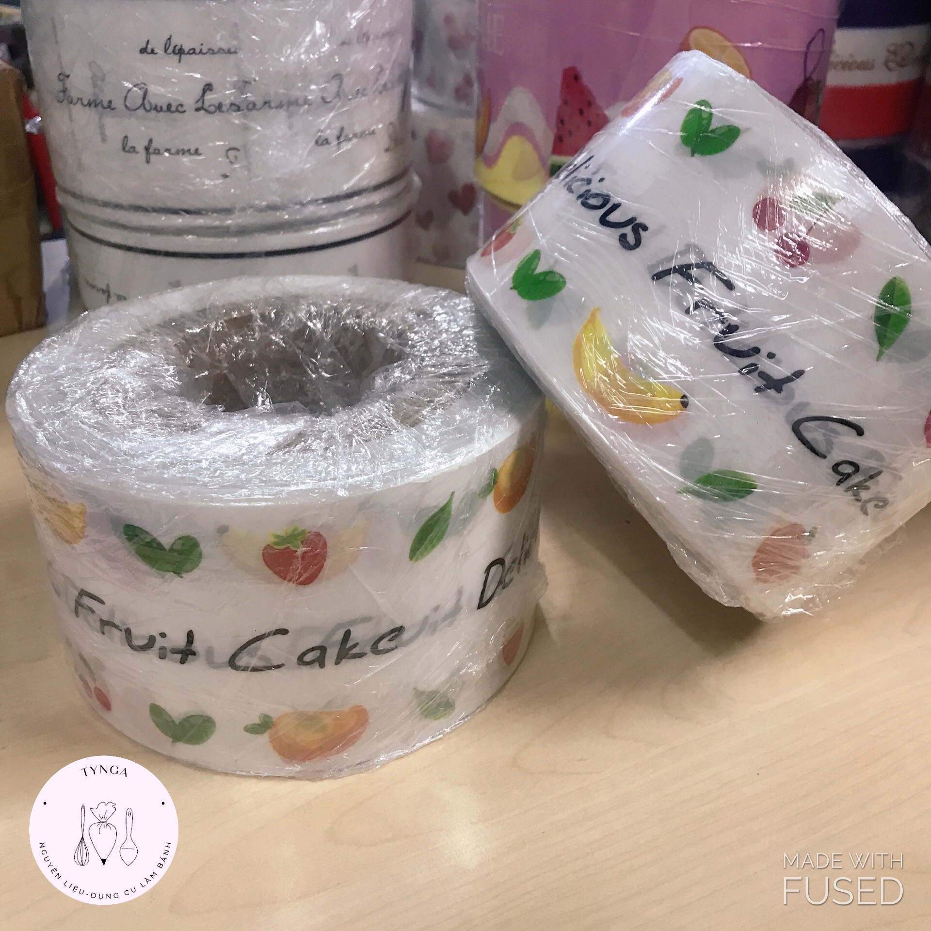 Cuộn mica quấn thành bánh mousse cao 8cm