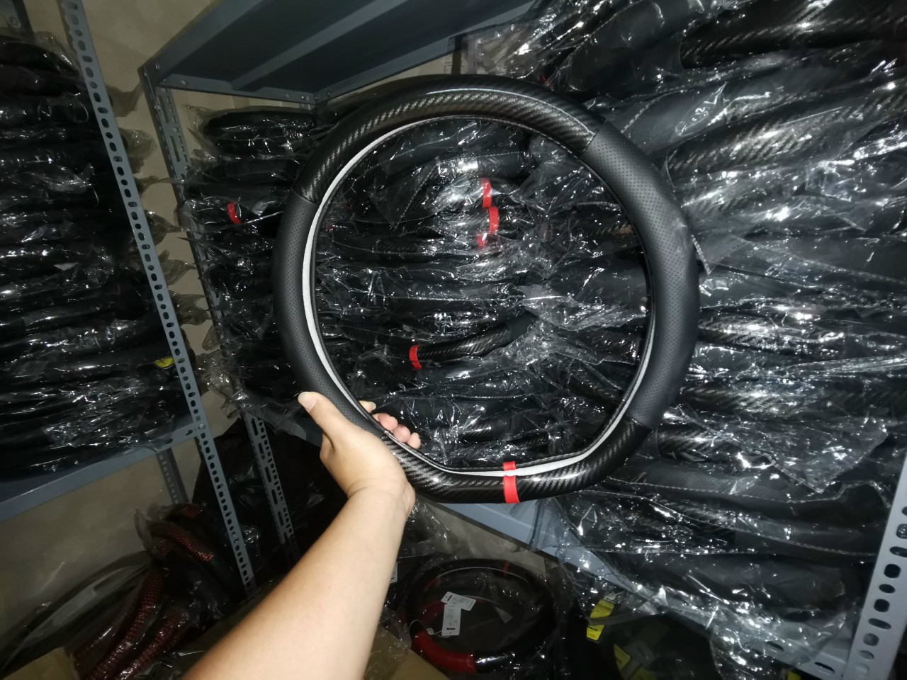 Bọc vô lăng carbon D cut cho xe oto dùng volang D