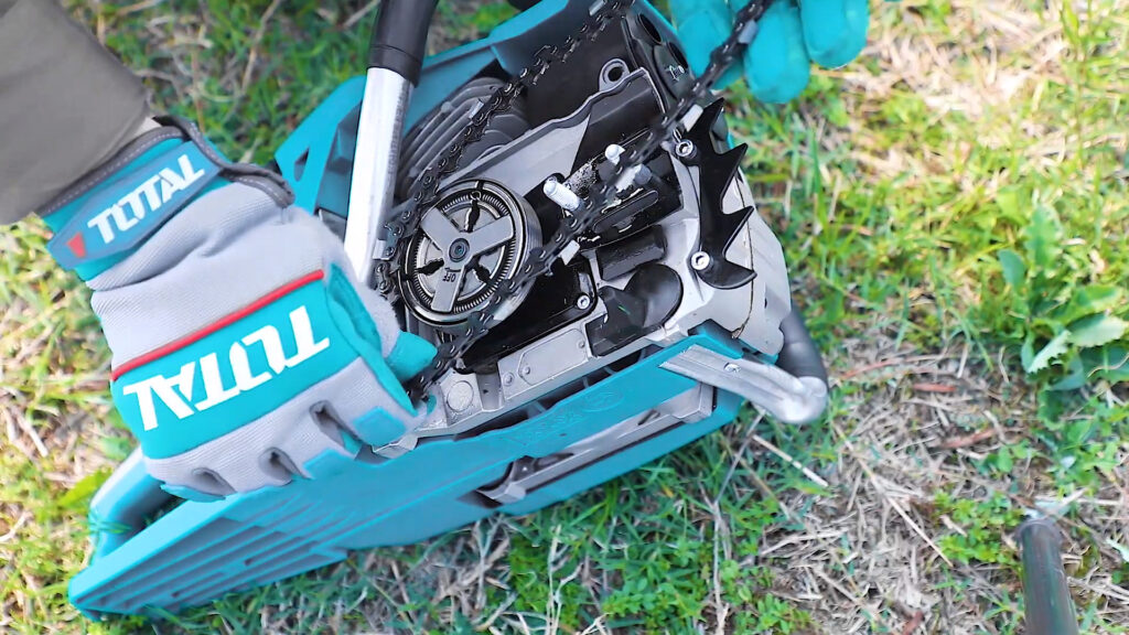 Máy cưa xích xăng Total 1.0HP TG5261011