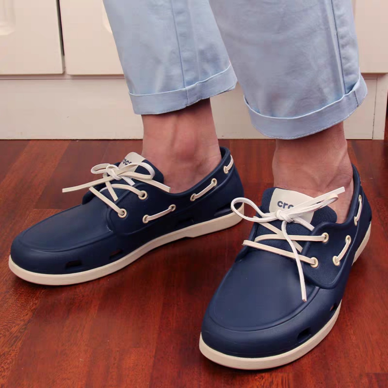 GIÀY NHỰA ĐI MƯA CHỐNG HÔI CHÂN CROCS BEACHLINE BOAT CHO NAM MÀU XANH ĐEN ĐẾ TRẮNG