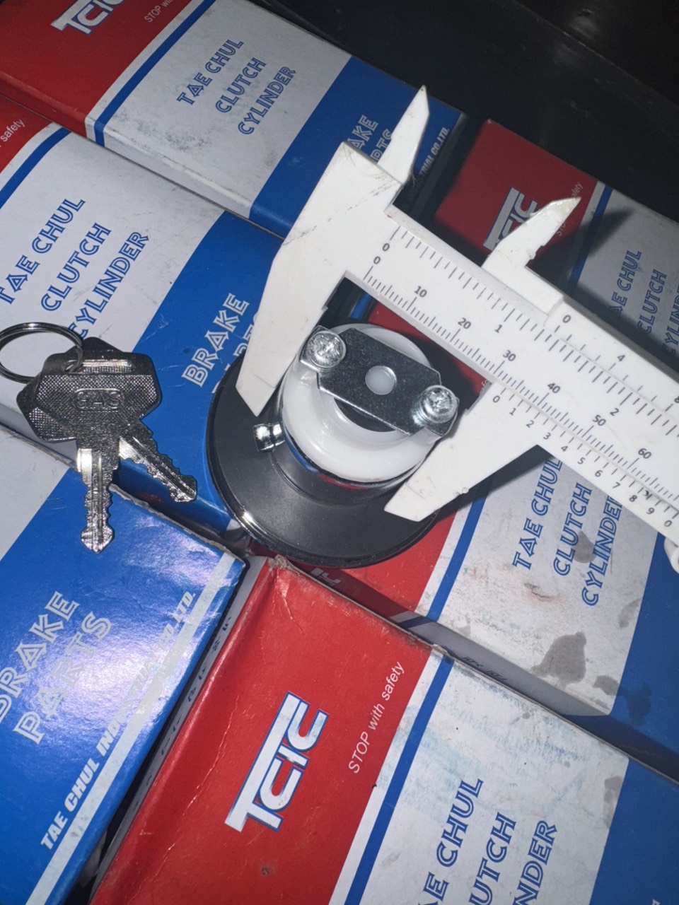 Nắp thùng dầu xe hino 300