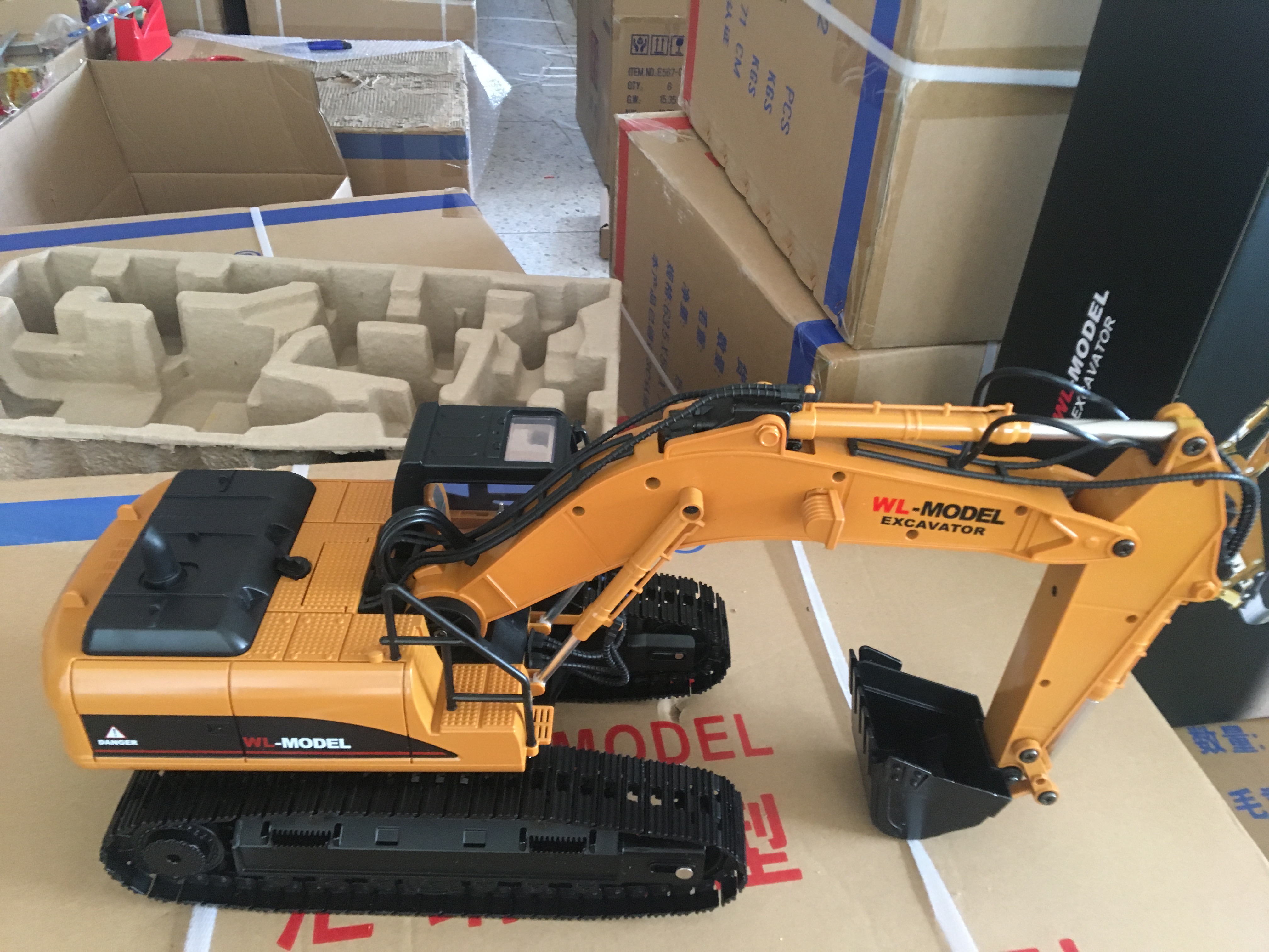 XE MÁY XÚC ĐIỀU KHIỂN TỪ XA WL 16800