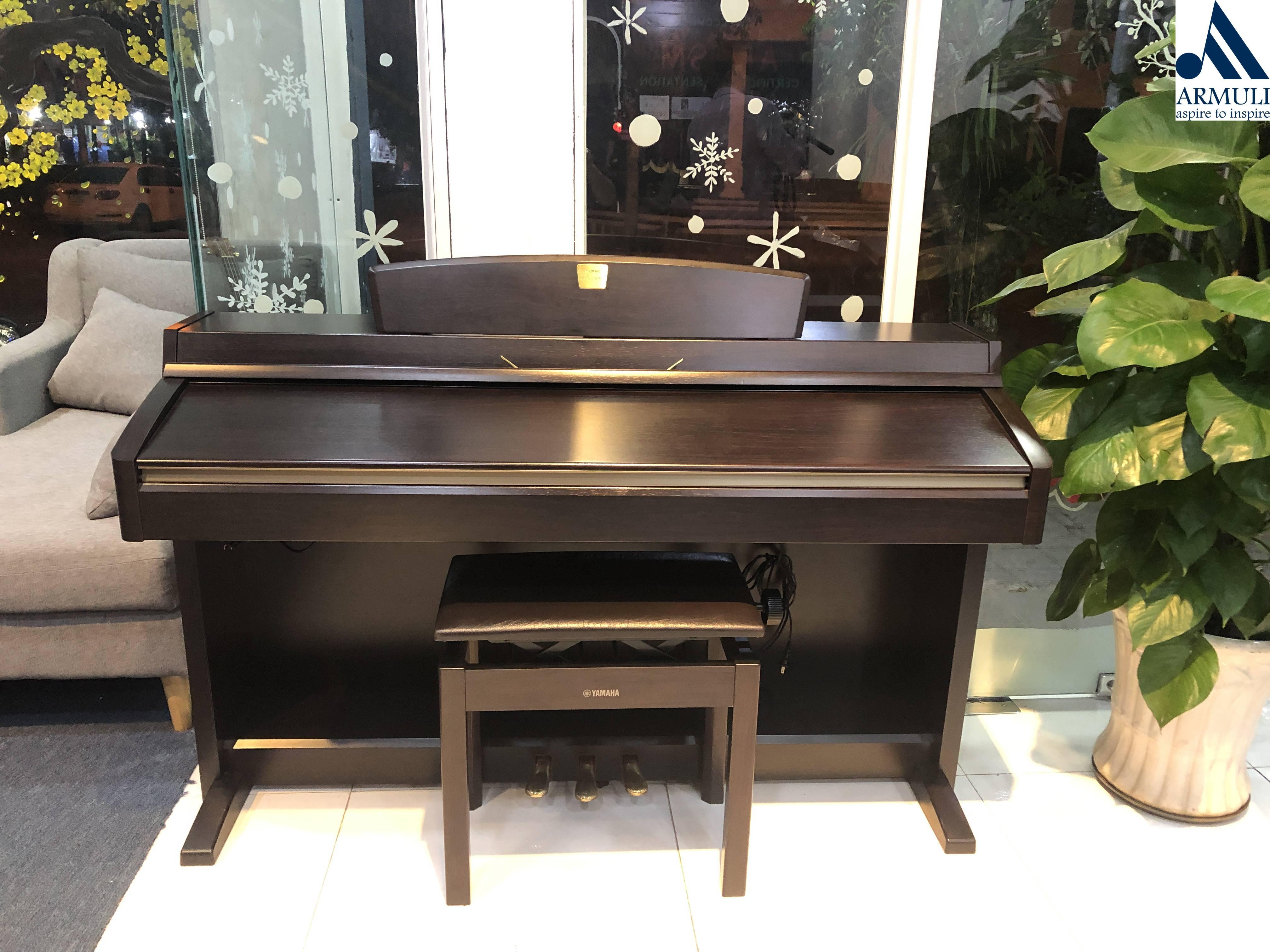 Đàn Piano Điện Yamaha CLP-240R.