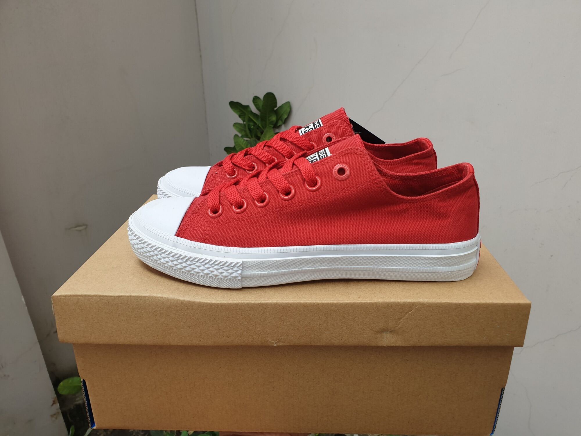 Giày Converse Màu Đỏ Cao Cổ Thấp Cổ (Thanh Lý Giá Rẻ)