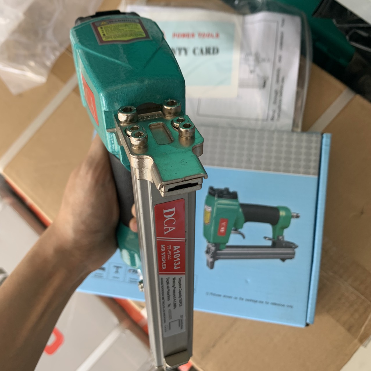 Máy bắn đinh ghim U dùng hơi DCA A1013J