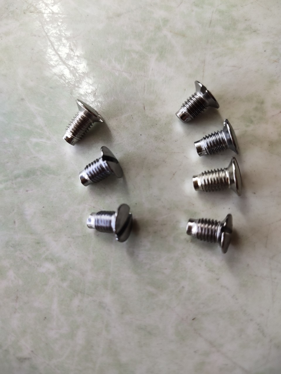 ốc lắp mặt nguyệt máy may công nghiệp