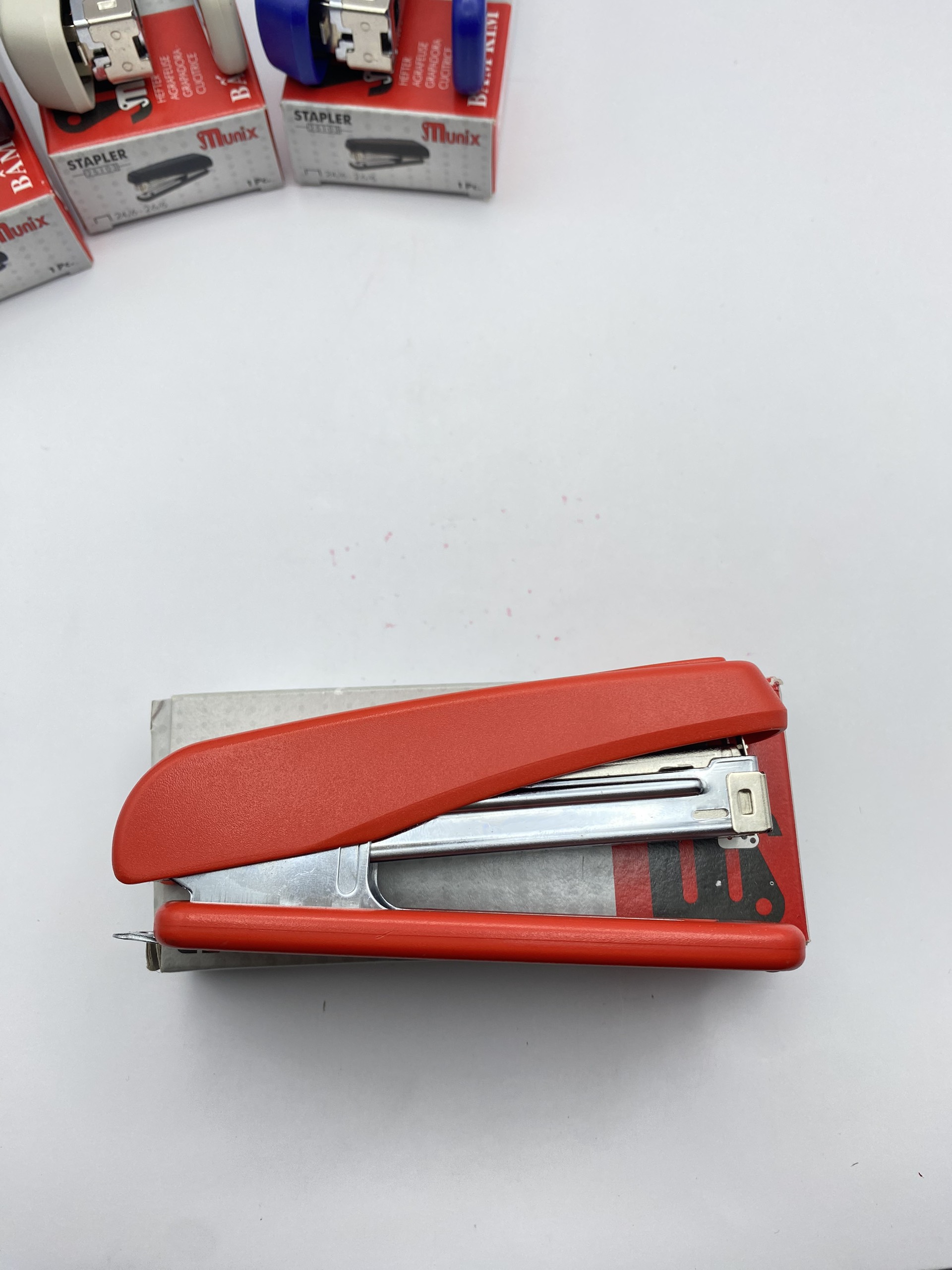 Bấm kim MUNIX số 3 25103 (Giao màu ngẫu nhiên).