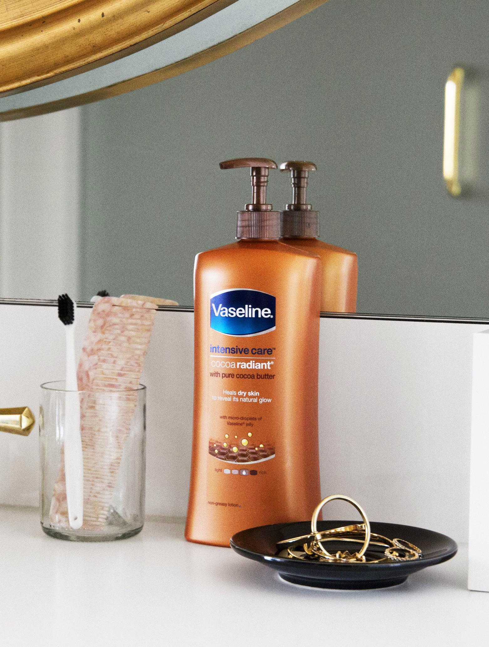Sữa dưỡng thể Vaseline Total Moisture Cocoa Radiant 725ml