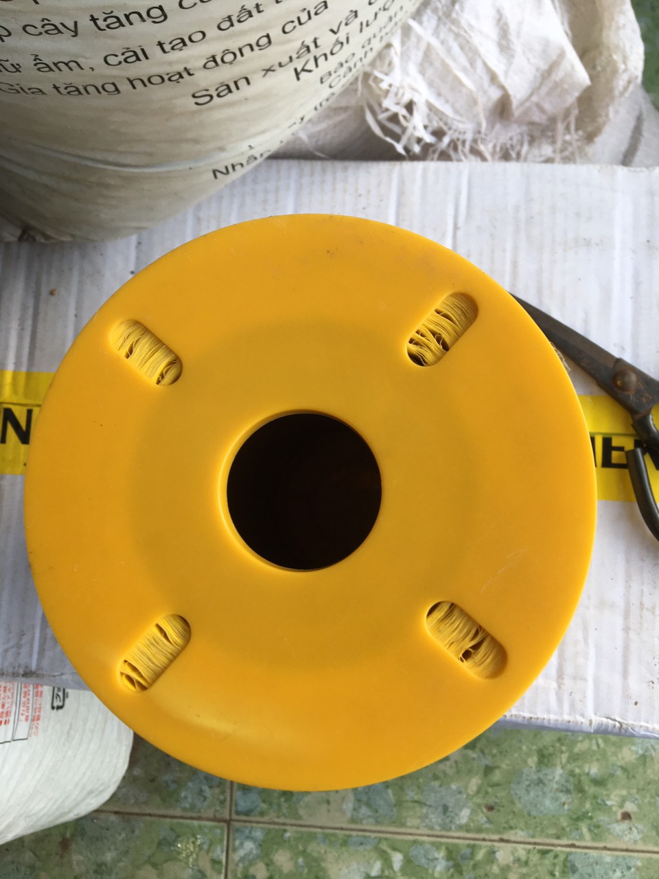 Keo dán ruồi vàng cuộn 20cm dài 50 mét diệt côn trùn