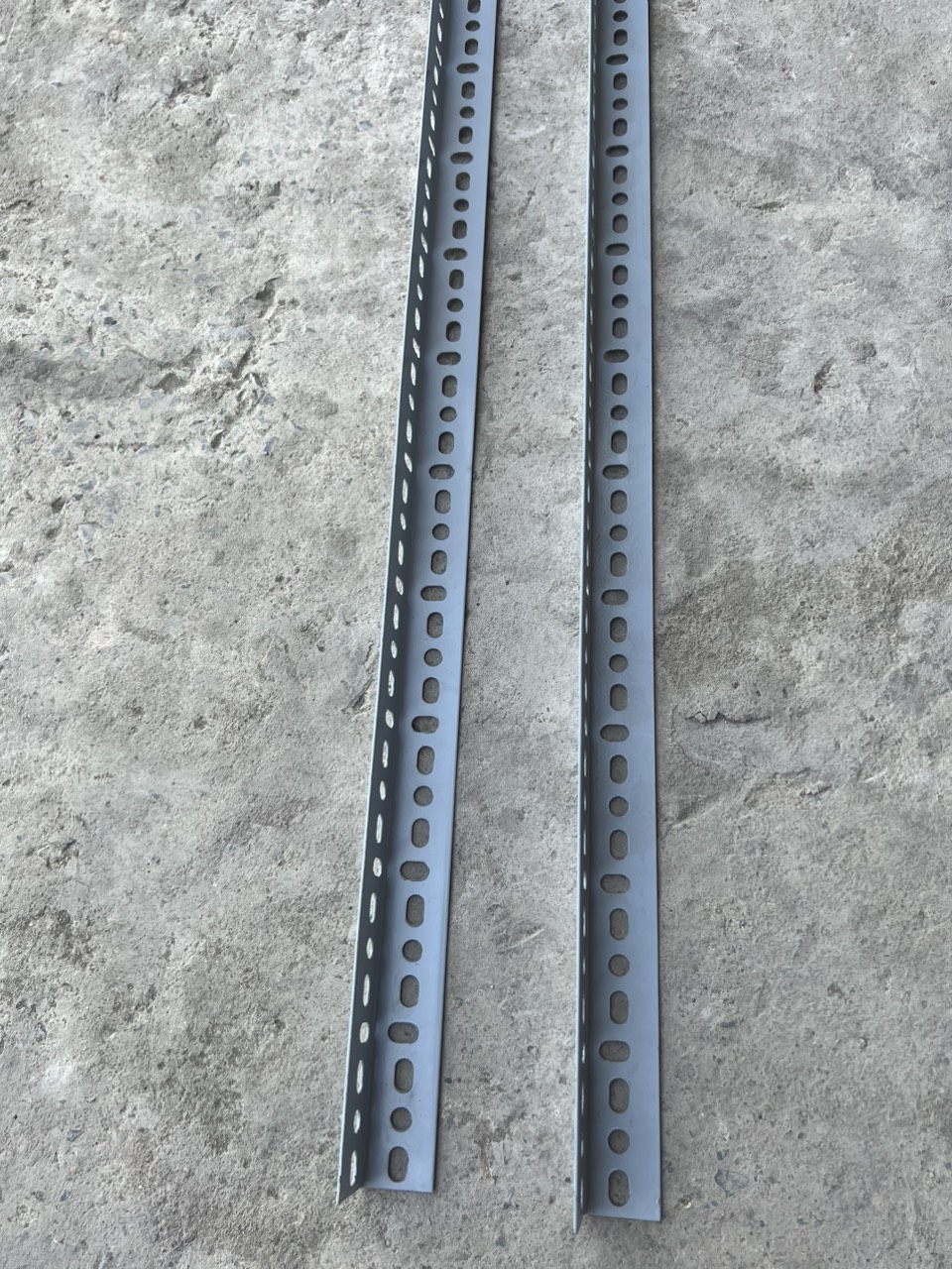 Cây sắt V lỗ ( V4 ) dày 1.5ly - dài 100cm