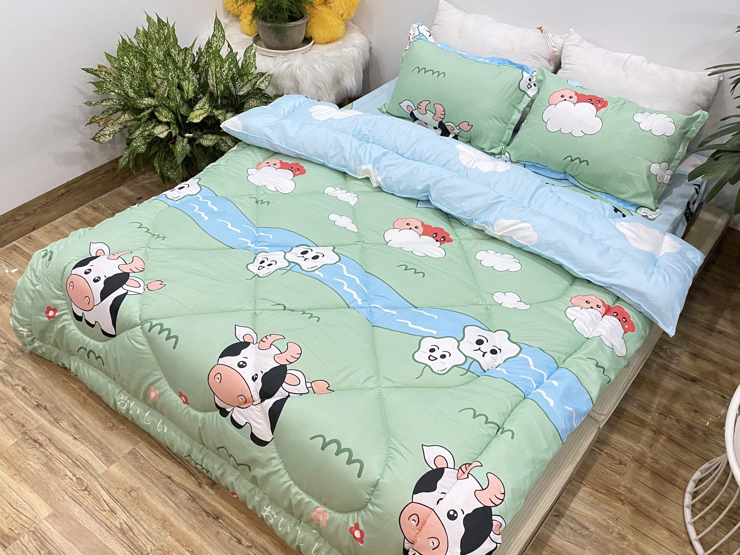 Bộ chăn phao ga gối 4 món,1 chăn 1 ga 2 vỏ gối nằm mẫu bò sữa xanh
