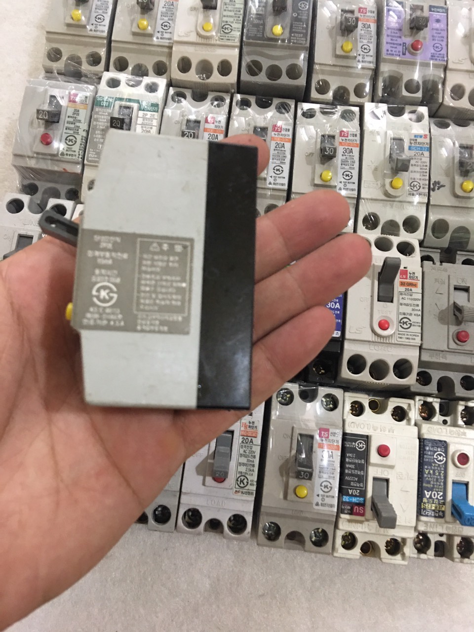 Atomat chống điện giật bãi hàn quốc 20A