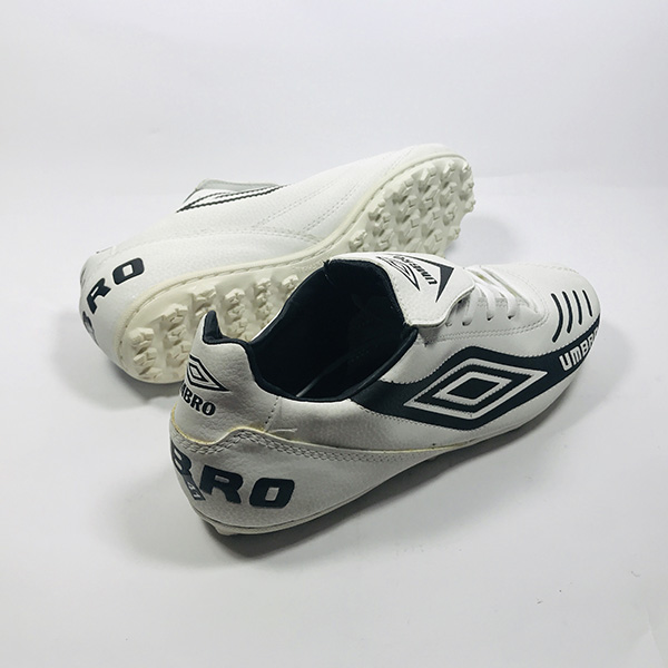 Giày đá bóng sân cỏ nhân tạo Umbro trắng