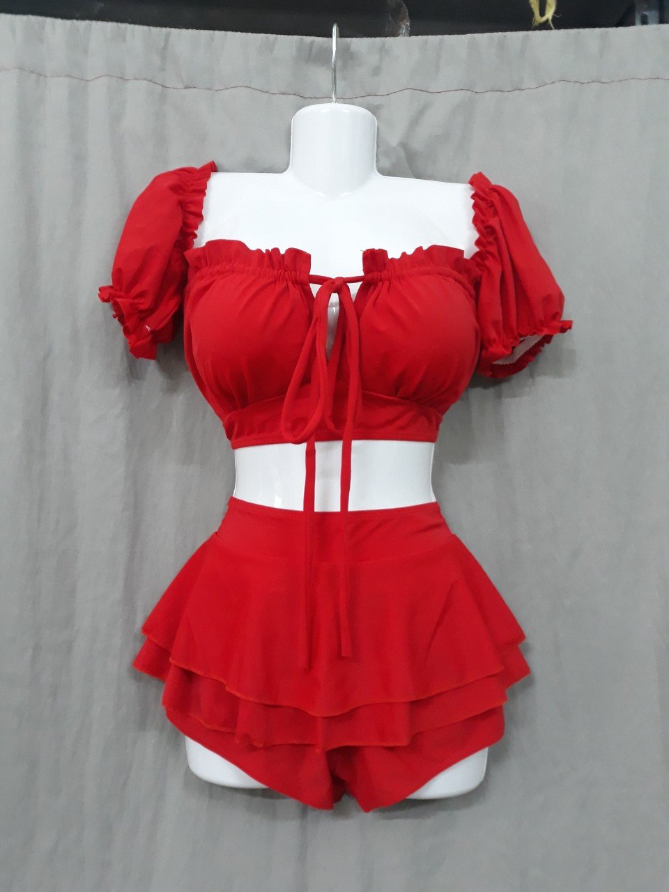 Set bikini trễ vai,chân váy tầng