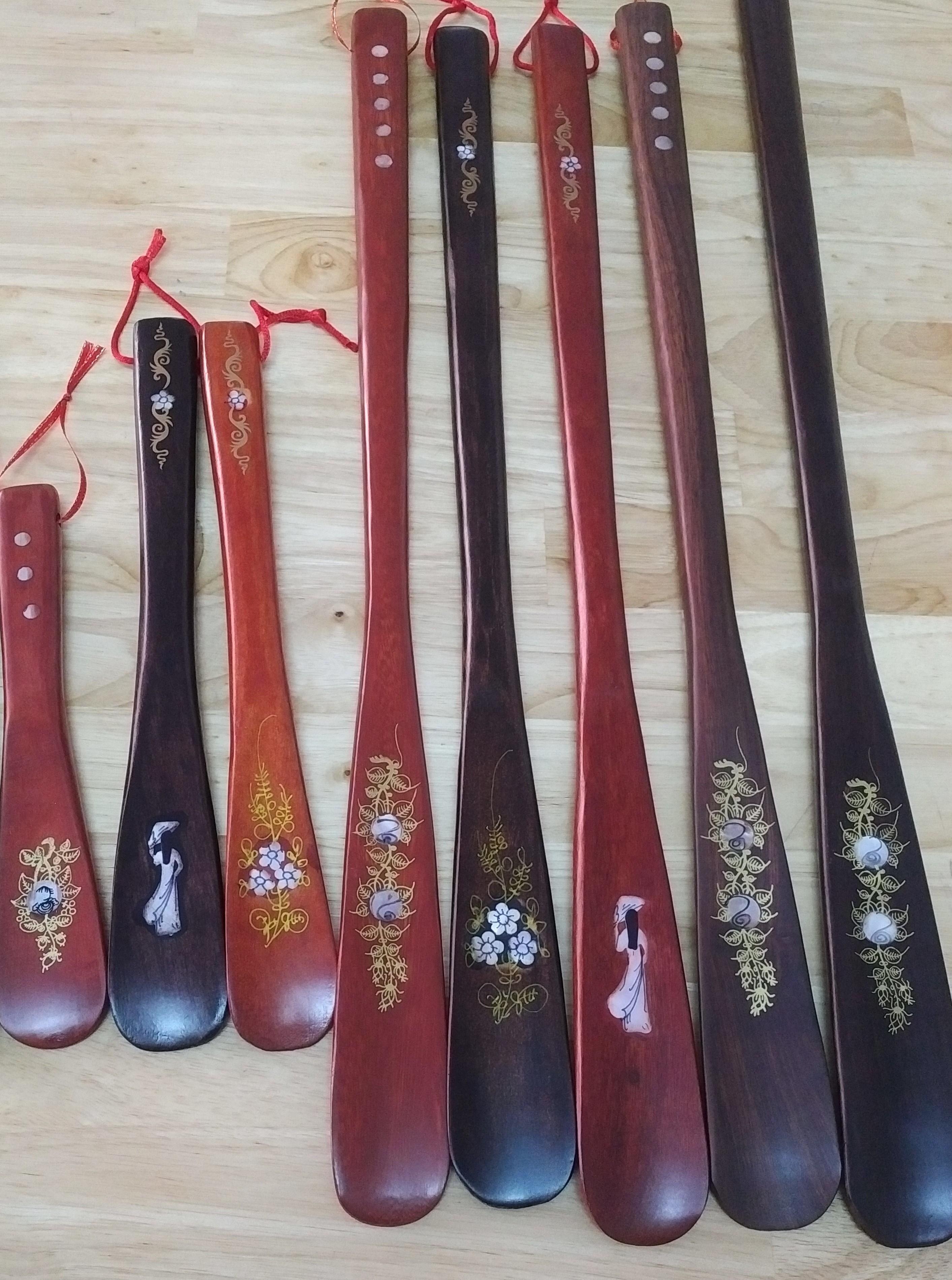 Cây xỏ giày bằng gỗ (55 cm)