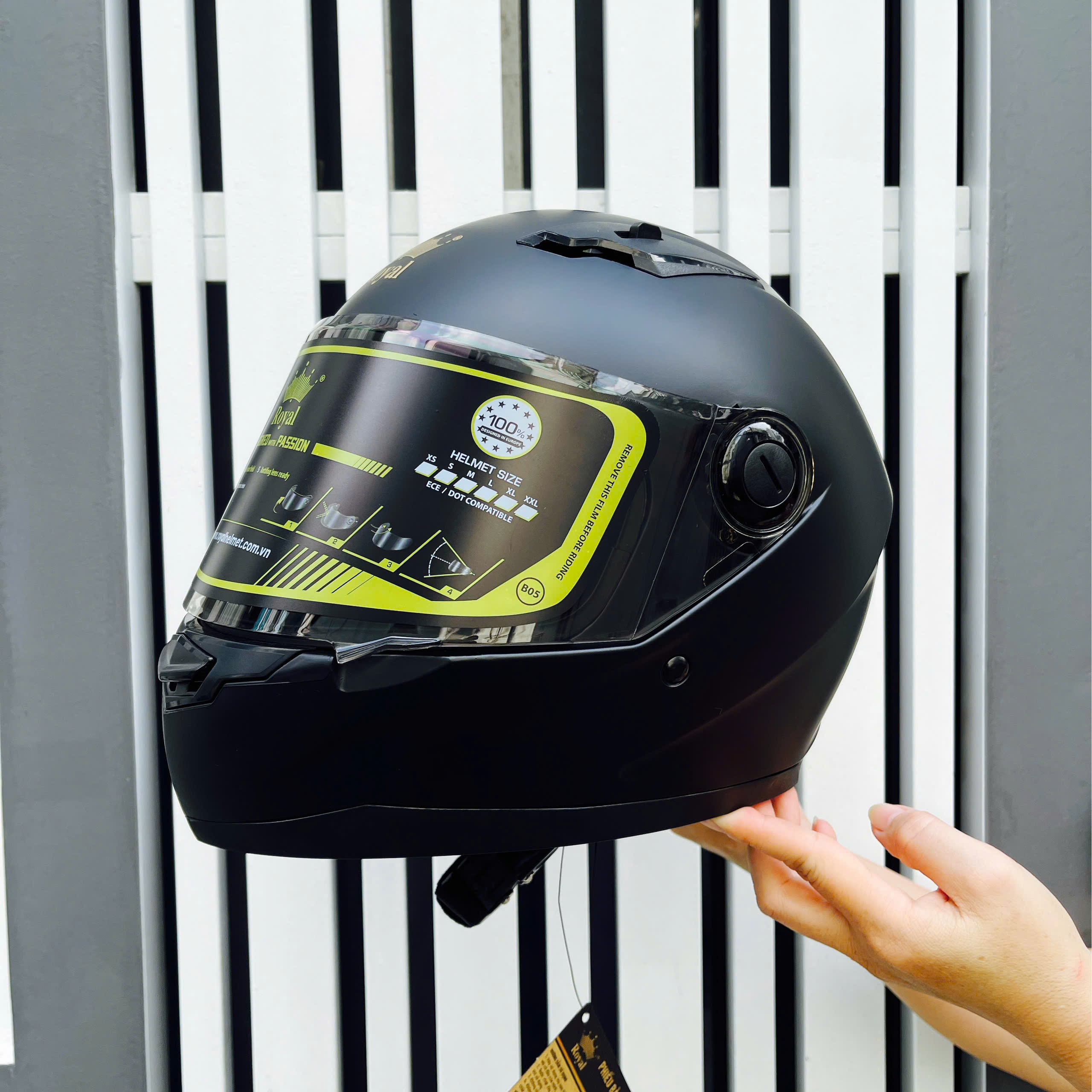 Mũ Bảo Hiểm Fullface M136 ROYAL ĐEN NHÁM (KÍNH KHÓI )