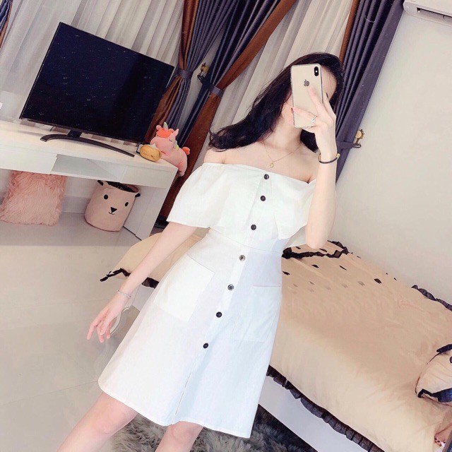 Đầm trắng trễ vai nút đen